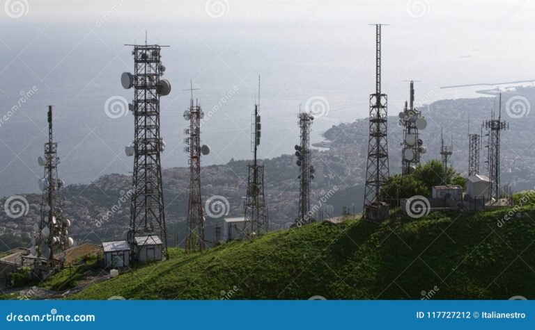 Qué Programas y Noticias Transmite Radio Bío Bío Osorno 20 antena de radio con paisaje urbano al fondo