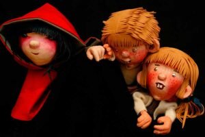 caperucita roja con lupa y sombrero detective