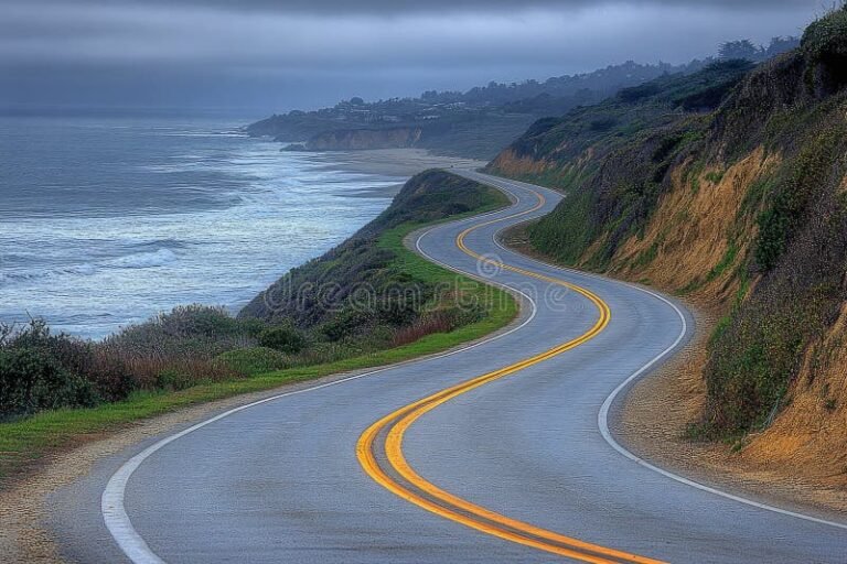 carretera panoramica entre montanas y mar