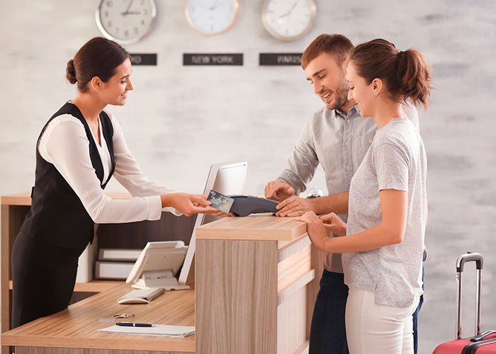 Cuál Es El Servicio Al Cliente Principal Que Buscan Las Empresas 22 empleado atendiendo cliente con sonrisa amable