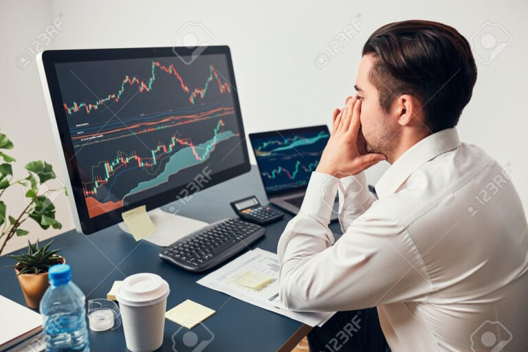 empresario preocupado frente a graficos financieros