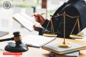 entrega de documentos legales en oficina juridica