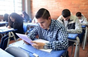 estudiante analizando resultados de examen educativo