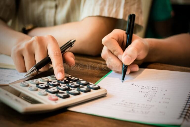 estudiante calculando con calculadora y libros