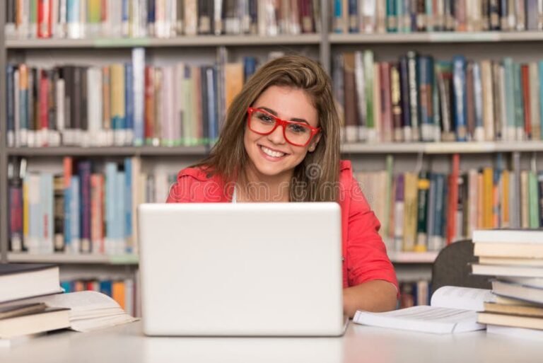 estudiante feliz con libros y laptop
