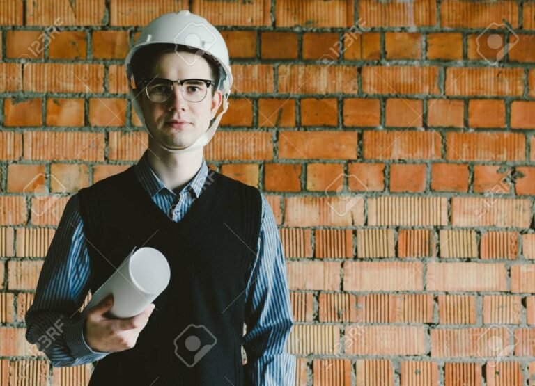 Es posible estudiar Ingeniería en un año en Chile 2 estudiante joven con casco de ingeniero