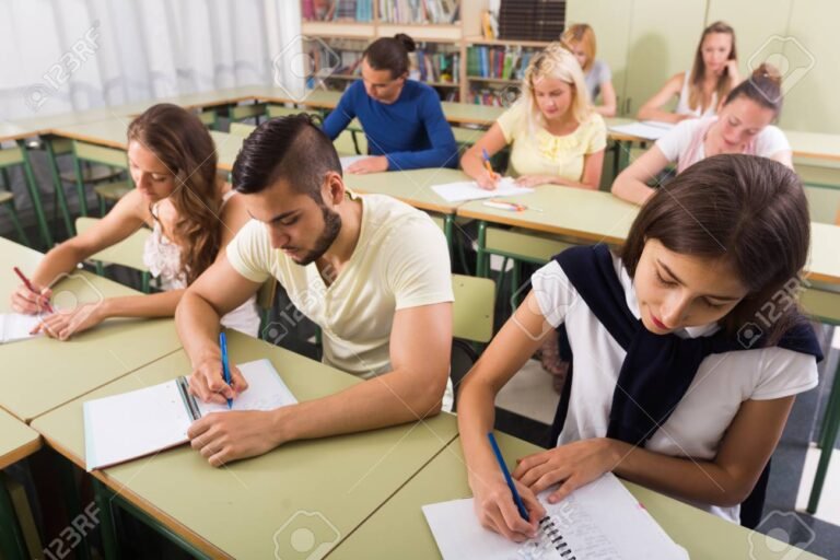 Qué es el Programa Ejecutivo Vespertino (PEV) y cómo postular 1 estudiantes adultos estudiando en aula moderna