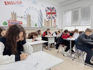 estudiantes aprendiendo ingles en aula moderna