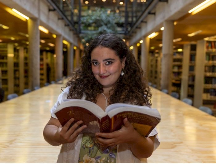 Dónde puedo obtener créditos para estudiantes sin ingresos en Chile 2 estudiantes chilenos estudiando con libro abierto