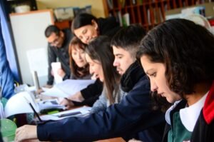 estudiantes chilenos estudiando juntos en biblioteca