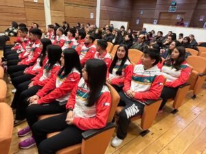 estudiantes felices en campus universitario chileno