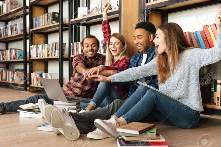 Cuáles son los requisitos para obtener el bono para jóvenes estudiantes 7 estudiantes jovenes felices con libros y laptop