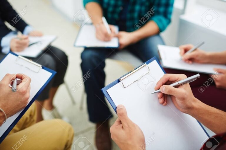 Qué es la malla curricular de Psicología y cómo se organiza 2 estudiantes revisando libros y notas psicologicas