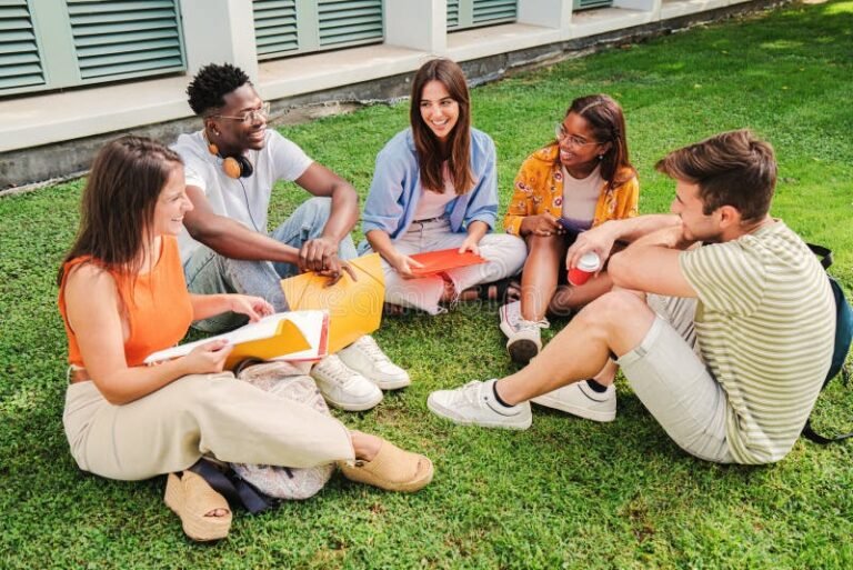 Cómo postular y cuáles son los requisitos para admisión en Instituto Santo Tomás 1 estudiantes sonrientes en campus universitario