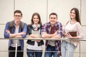 estudiantes sonrientes en colegio moderno