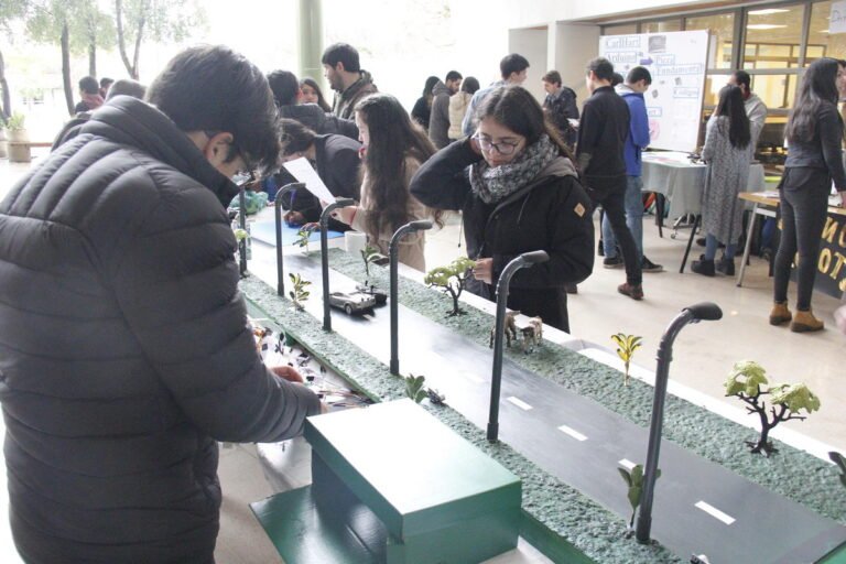 estudiantes trabajando en proyecto de ingenieria civil