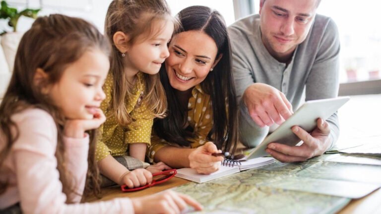Cómo puedo obtener una pensión por tener dos hijos en Chile 20 familia feliz con dos hijos y documentos legales