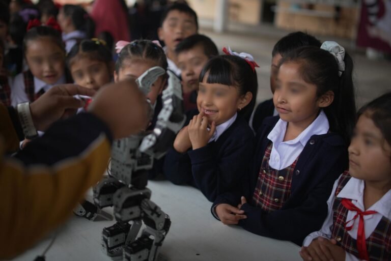 Cómo matricular a mi hijo en un colegio en Chile paso a paso 2 familia feliz inscribiendo nino en escuela chile