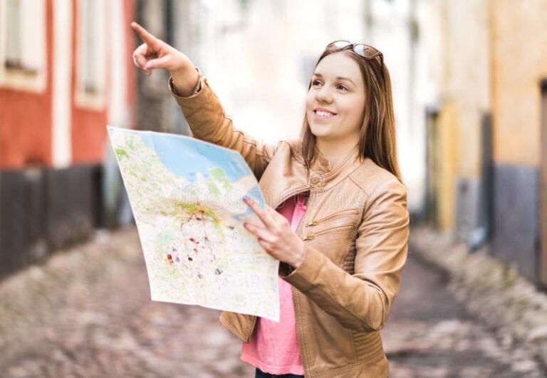 Qué es un Técnico en Turismo y cuáles son sus funciones principales 12 guia turistico mostrando mapa a viajeros felices