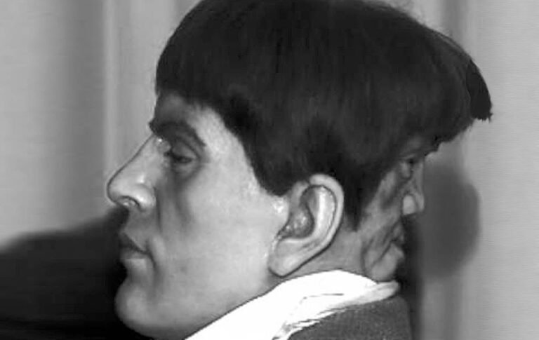 Cuál es la trama principal de El extraño caso del Dr Jekyll y Mr Hyde 25 hombre con doble rostro en sombras