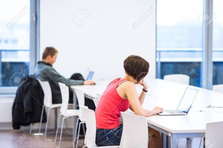 Qué carreras del Duoc UC son compatibles con la gratuidad en Chile 26 jovenes estudiando en campus universitario moderno