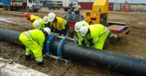 manos instalando tuberias de agua potable