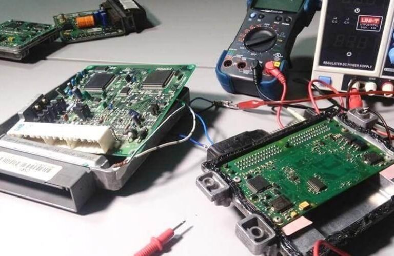 Qué diferencias hay entre mecánica automotriz y autotrónica 8 motores y circuitos electronicos automotrices en taller