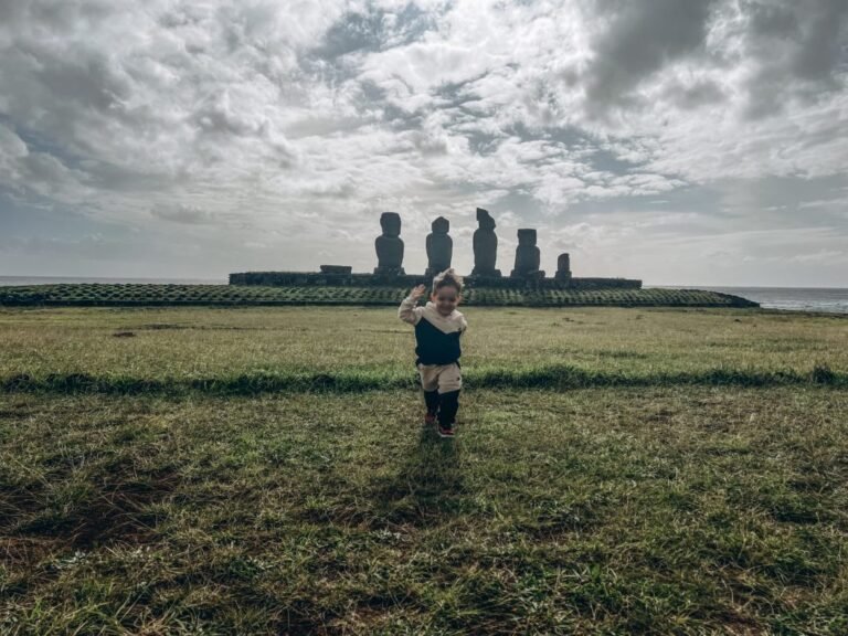 Cómo Explicar La Isla de Pascua De Forma Fácil Para Niños 16 ninos explorando estatuas moai en isla de pascua