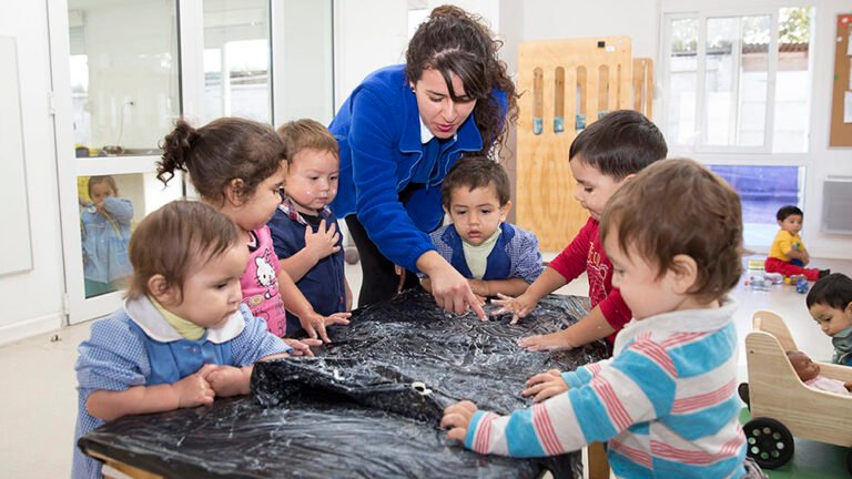 Qué actividades realiza un técnico en párvulos durante el día
