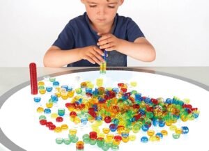 ninos jugando sumas con juguetes coloridos