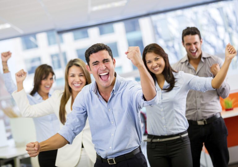 Cuáles son las mejores ofertas laborales en la V Región 23 oficinas modernas con gente trabajando feliz