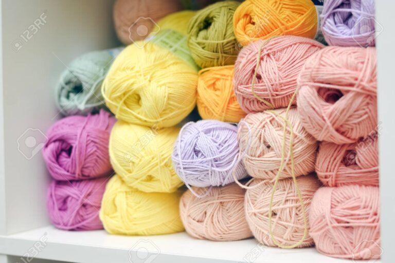 Dónde Comprar Lana Por Mayor En Chile Al Mejor Precio 2 ovillos de lana coloridos apilados tienda