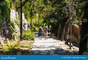 pareja feliz caminando en parque chileno