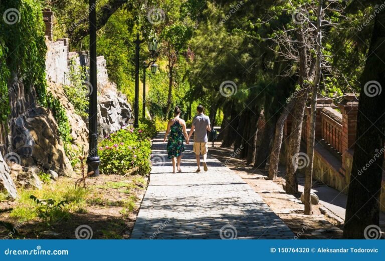 pareja feliz caminando en parque chileno