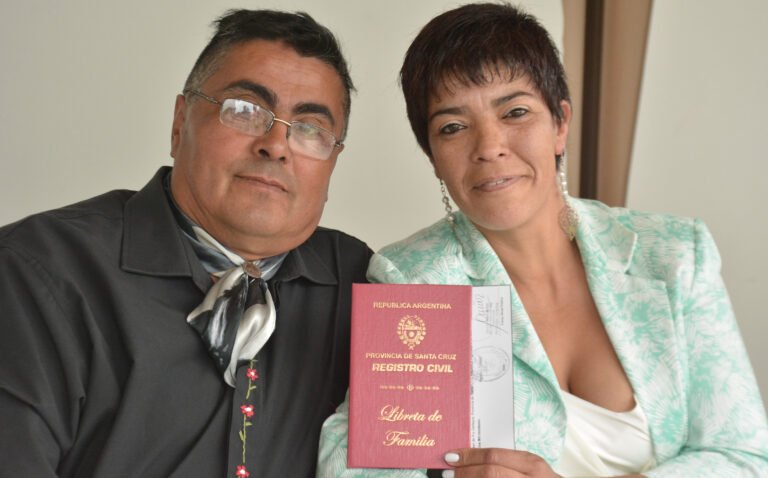 Cómo Obtener el Acta de Matrimonio en Chile Paso a Paso 18 pareja feliz firmando documentos matrimonio chile