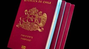 pasaporte chileno con bandera de chile