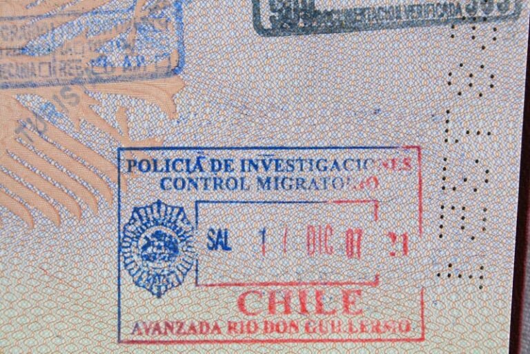 Cómo Saber Si Puedes Salir de Chile Sin Problemas Legales 7 pasaporte chileno con sello de salida