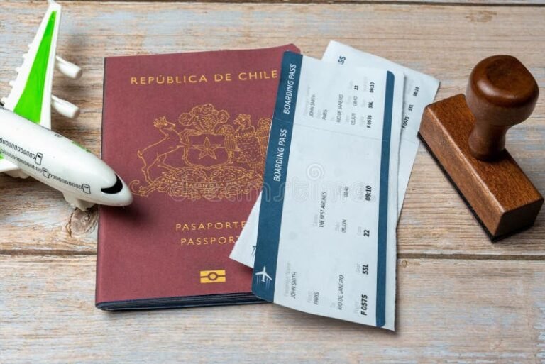 Cuánto tiempo puedes estar fuera de Chile con visa definitiva 4 pasaporte y maleta sobre mapa de chile