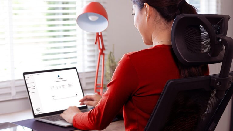 Cómo Encontrar Todo Aviso Laboral en Chillán con Datos Actualizados 6 persona buscando empleo en computadora portatil