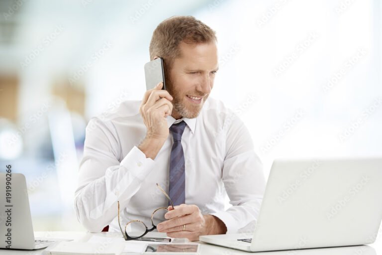 persona consultando informacion en telefono movil