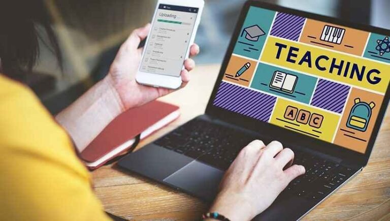 Cómo Hacer Un Currículum En Tu Celular Fácilmente Y Rápido 23 persona creando curriculum en telefono movil