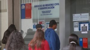 persona en oficina de registro civil chileno