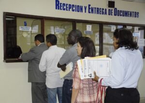 persona entregando documentos en oficina migratoria