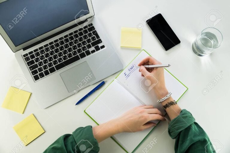 Cómo redactar una descripción breve de tu perfil profesional efectiva 2 persona escribiendo en laptop con notas creativas