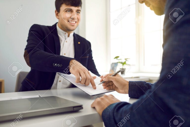 Cuáles Son Los Requisitos Para Obtener Un Crédito Aval Del Estado 2 persona firmando contrato con asesor bancario