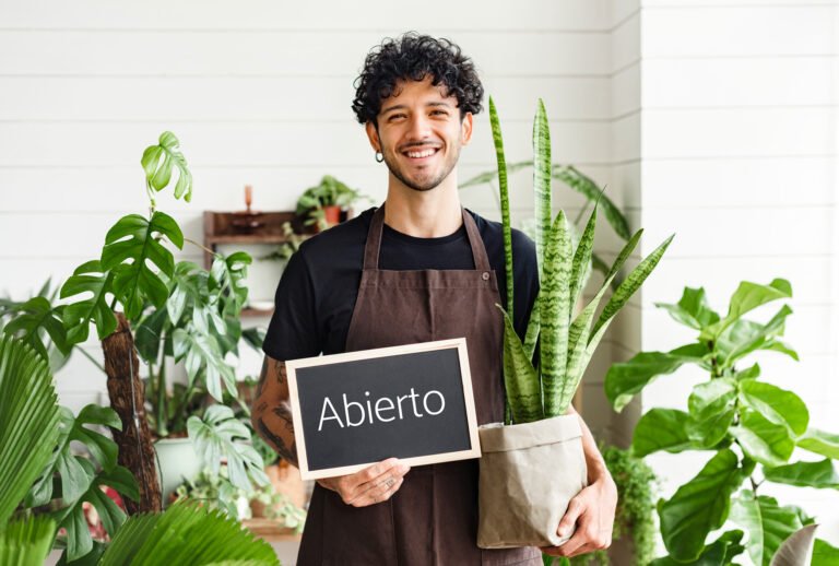 Cuáles Son Las Mejores Carreras Para Emprender Tu Propio Negocio 27 persona joven emprendedora con ideas creativas