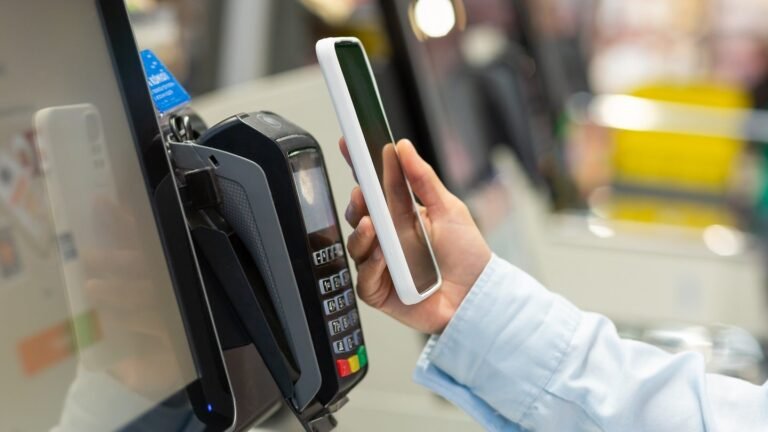 persona pagando con tarjeta en tienda chilena