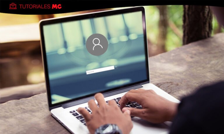 Cómo recuperar mi contraseña de Gmail paso a paso fácilmente 2 persona recuperando contrasena en laptop