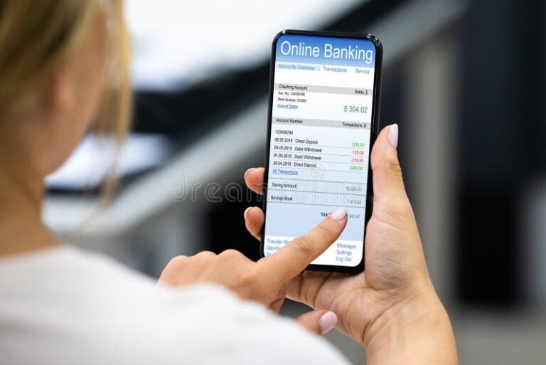 Cómo Saber Si Tengo Dinero en Mi Cuenta de Caja Los Andes 2 persona revisando saldo bancario en celular