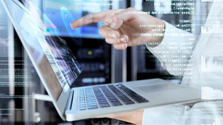 Cómo Hacer Gráficas en Word Paso a Paso Fácil y Rápido 8 persona trabajando en computadora con graficos abiertos